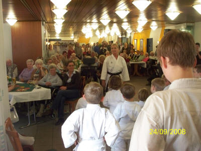 Im Seniorenheim Mönchengladbach Wickrath Senioren und unsere jüngsten beim "Weinfest" der Senioren. Begeistert machten "Alt und Jung" ihre Tai Chi und KArate Übungen.