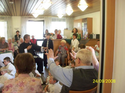 Im Seniorenheim Mönchengladbach Wickrath Senioren und unsere jüngsten beim "Weinfest" der Senioren. Begeistert machten "Alt und Jung" ihre Tai Chi und KArate Übungen.