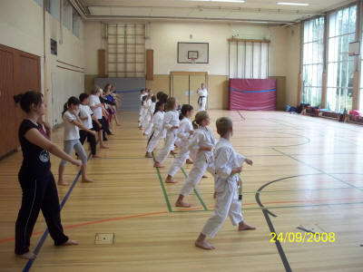 Karate AG Gymnasium Balderich Gruppe 1 und 2 und die Karate Kids des Kampfkunst-Centers JuDjuSu-Jitsu Karate e.V.