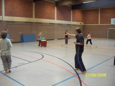 Sonntags Sondertraining Karate mit den Taiko Trommeln bei uns lernen die Schüler auch den Umgang mit den Taiko Trommeln.