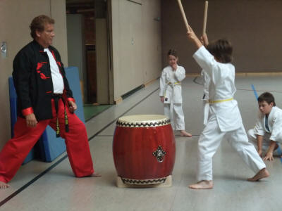 Sonntags Sondertraining Karate mit den Taiko Trommeln bei uns lernen die Schler auch den Umgang mit den Taiko Trommeln.