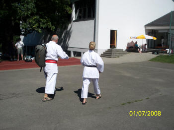 Bundestrainer A.D, aus Frankreich Gilbert Gruss 9.Dan im Deutschen Karate Verband und Birgit Ciesla 3.Dan DKV, auf dem Weg zum ersten gemeinsamen Karate Training
