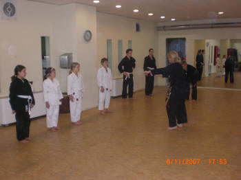 Einige JuDjuSu-Jitsu Karate-Kids bei ihrer "Vorprfung"