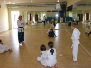Dienstags-Gruppe 1 -Ein kleiner Teil der 15ner JuDjuSu-Jitsu Gruppe bis 11 Jahre, die auch das Ko Shin Kan Karate trainieren und Formen laufen. Auf Wettkmpfe gehen die Kinder erst 2008.