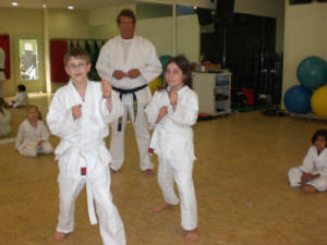 Dienstags-Gruppe 1 -Ein kleiner Teil der 15ner JuDjuSu-Jitsu Gruppe bis 11 Jahre, die auch das Ko Shin Kan Karate trainieren und Formen laufen.Auf Wettkmpfe gehen die Kinder erst 2008.
