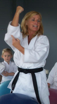 Frau Birigt Reimers, (früher Ciesla) Tai Chi und Qi Gong Lehrerin & 1.Vorsitzende und Kinder-Trainerin des Kampfkunst-Center JuDjuSu-Jitsu Karate e.V. 3. Duan/Grad Tai Chi 5. Dan JuDjuSu-Jitsu Karate