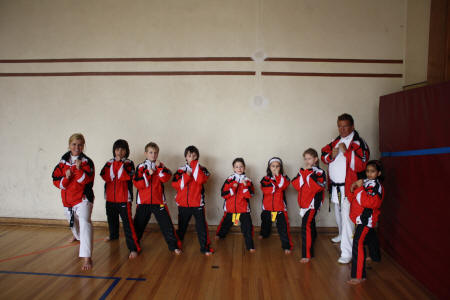 Unsere erste Karate Wettkampfmannschaft 2009, im einheitlichen Anzug mit Vereinsdruck, die das KKC JuDjuSu Jitsu Karate e.V. Mnchengladbach auf offiziellen Karate Wettkmpfe ab 2009 vertritt. Die Bereitschaft auf Wettbewerbe anzutreten ist freiwllig. Die gemeinsame Darstellung nach aussen ist Pflicht!