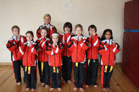 Unsere erste Karate Wettkampfmannschaft 2009, im einheitlichen Anzug mit Vereinsdruck, die das KKC JuDjuSu Jitsu Karate e.V. Mnchengladbach auf offiziellen Karate Wettkmpfe ab 2009 vertritt. Die Bereitschaft auf Wettbewerbe anzutreten ist freiwllig. Die gemeinsame Darstellung nach aussen ist Pflicht!